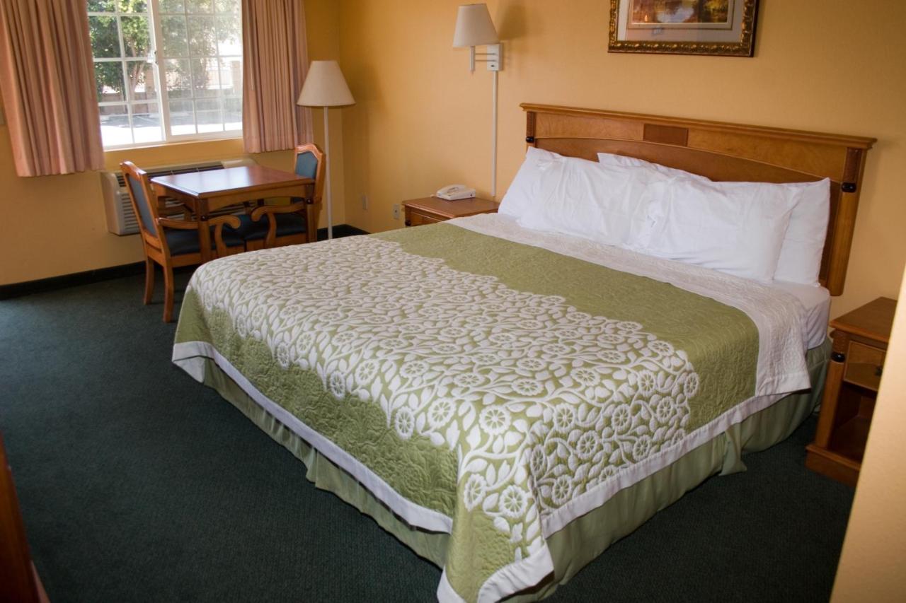 King Room - Disability Access/Non-Smoking at Days Inn by Wyndham King City