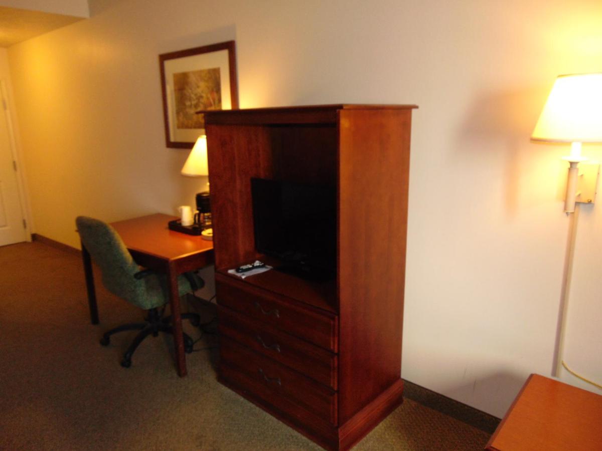 King Suite- Non-Smoking at Days Inn by Wyndham Pentwater