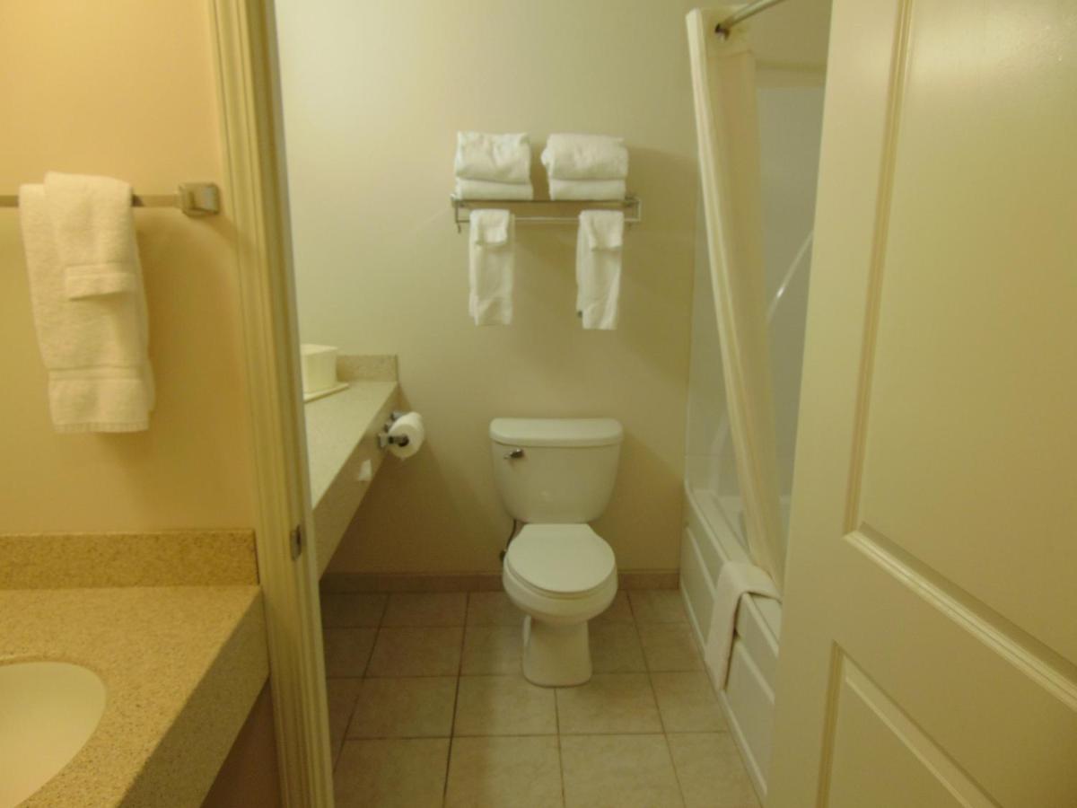 Deluxe Queen Suite - Non-Smoking at Days Inn by Wyndham Pentwater