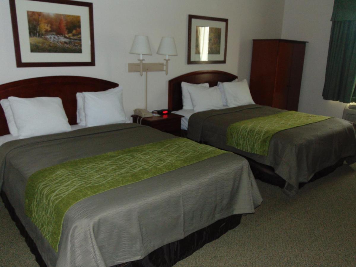 Deluxe Queen Room - Disability Access/Non-Smoking at Days Inn by Wyndham Pentwater