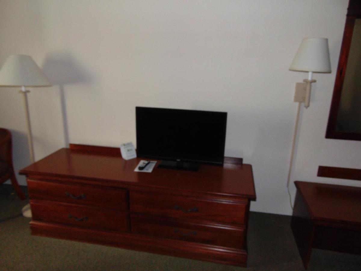 Deluxe Queen Room - Disability Access/Non-Smoking at Days Inn by Wyndham Pentwater