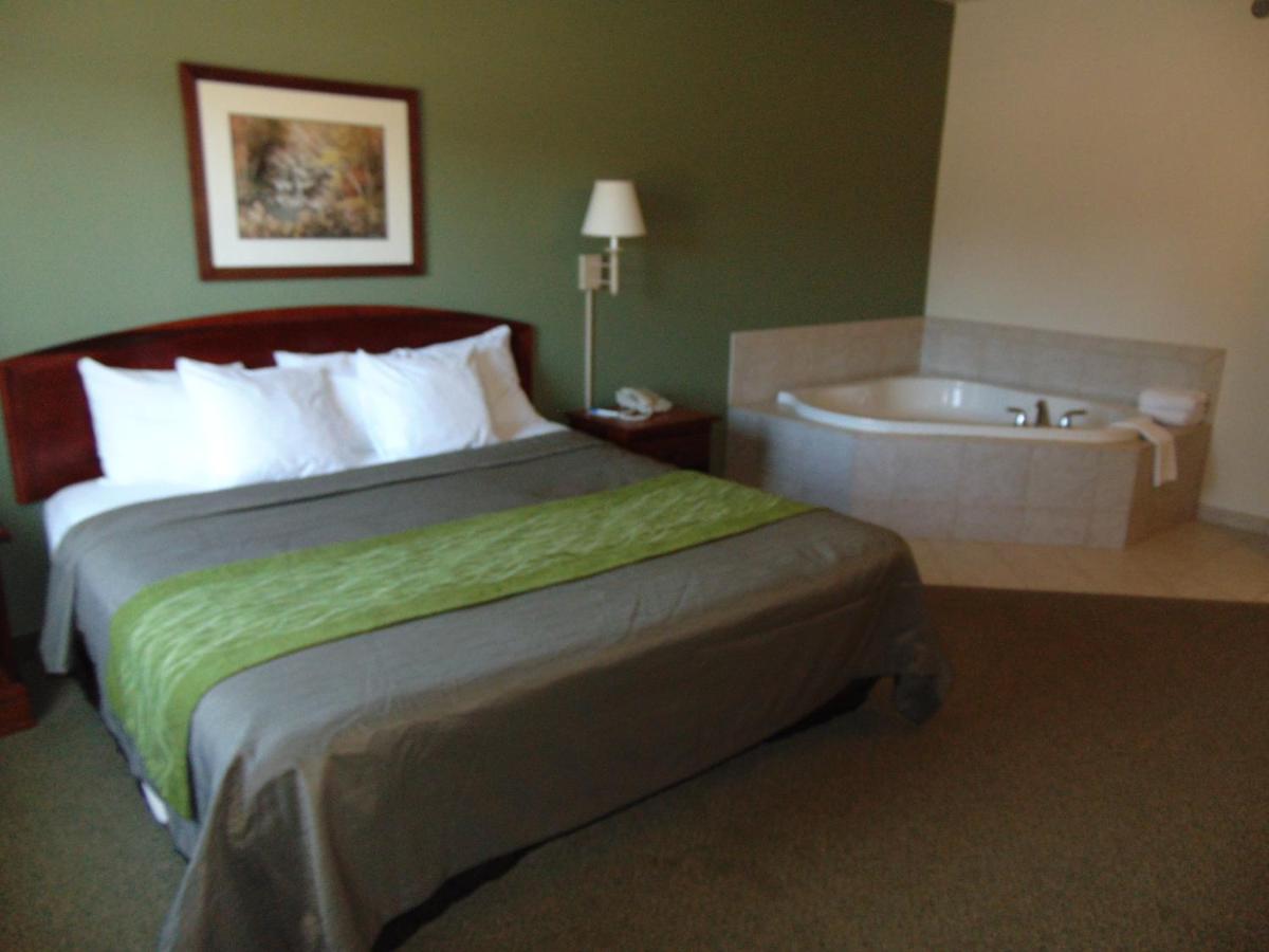 King Suite- Non-Smoking at Days Inn by Wyndham Pentwater