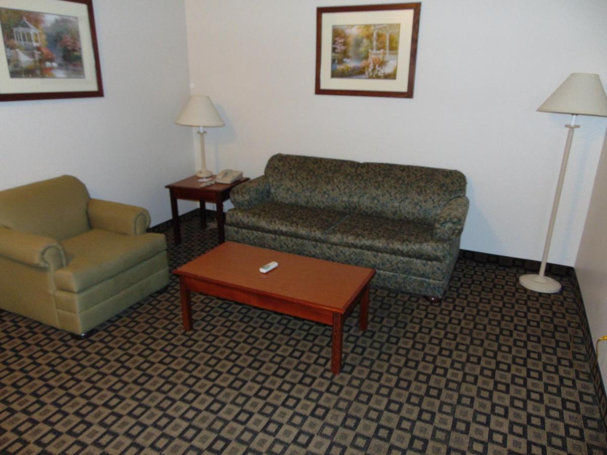 King Suite- Non-Smoking at Days Inn by Wyndham Pentwater