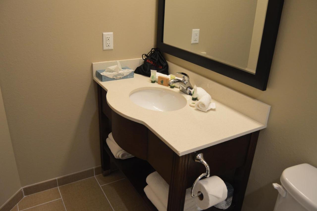 Queen Suite at Heritage Place Hotel & Suites
