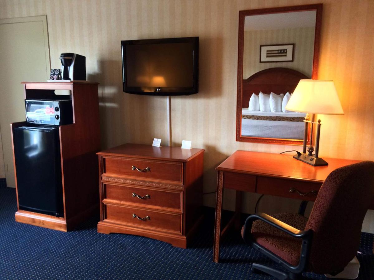 Deluxe King Room - Non-Smoking at Comfort Inn Pentagon