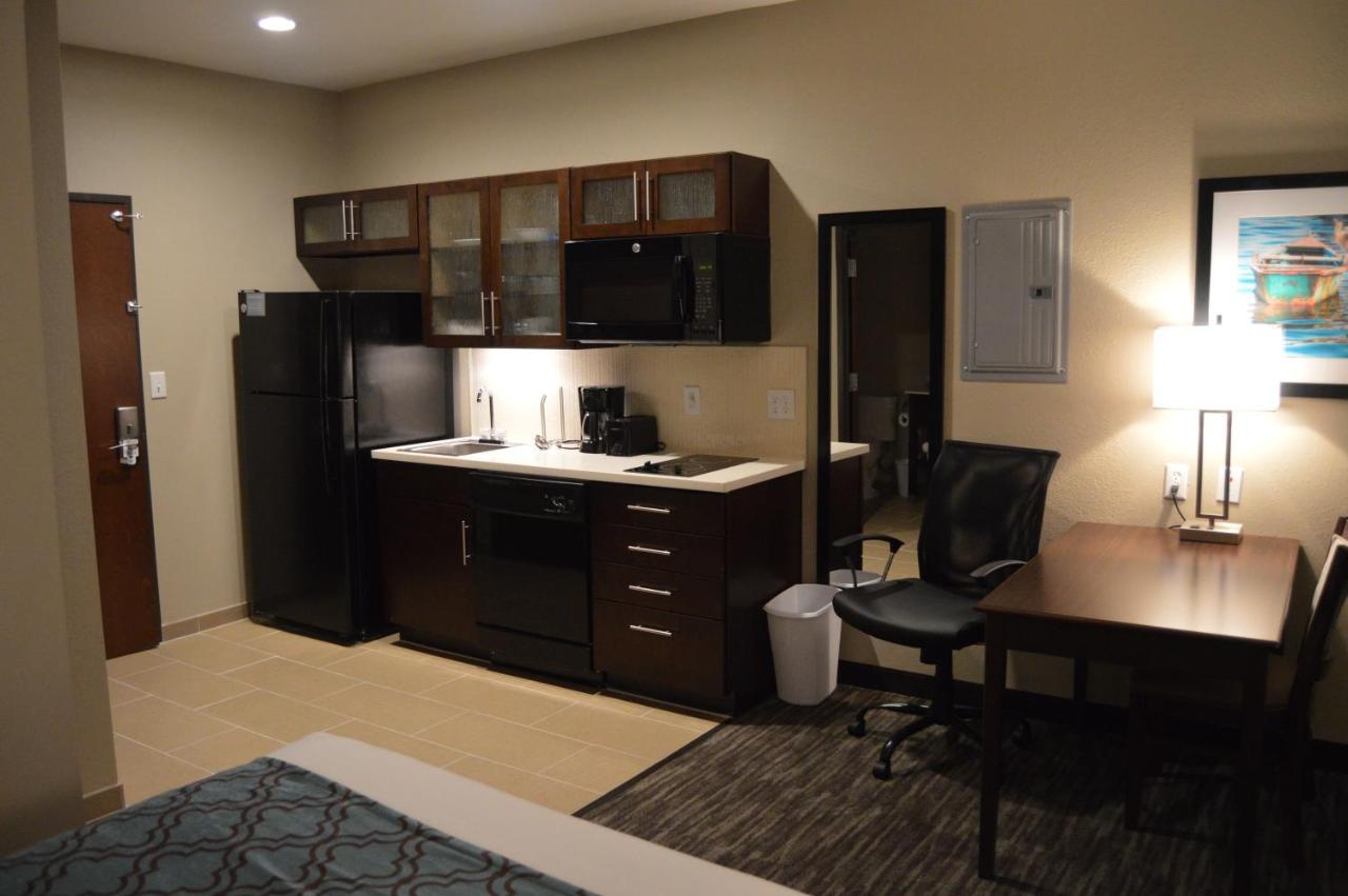 Queen Suite at Heritage Place Hotel & Suites