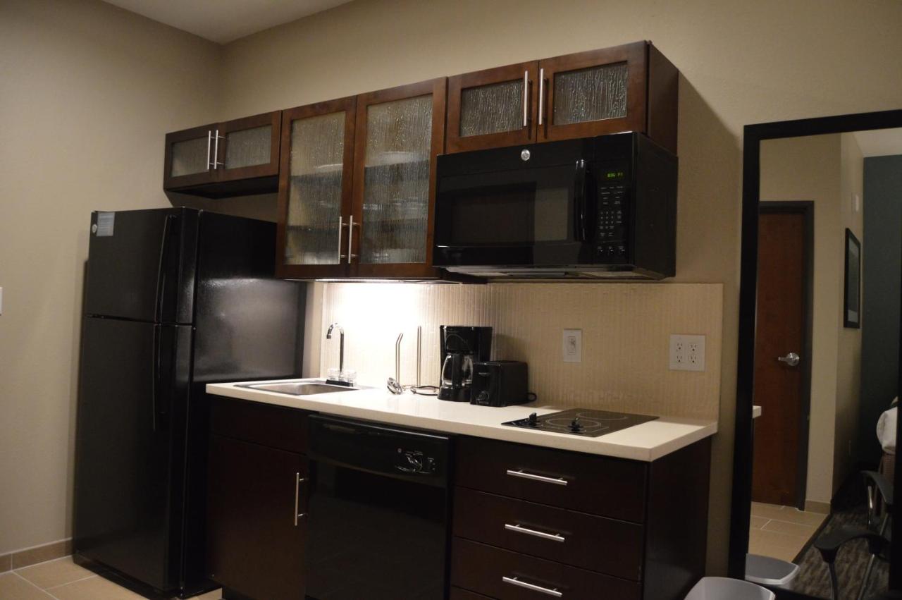 Queen Suite at Heritage Place Hotel & Suites
