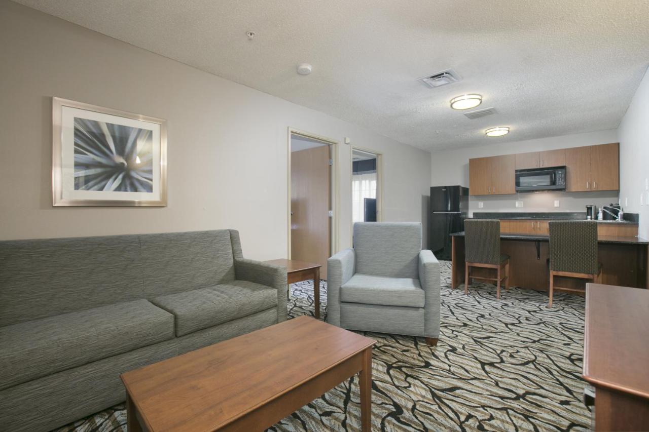 Three-Bedroom Suite at Best Western Plus Blaine at the National Sports Center