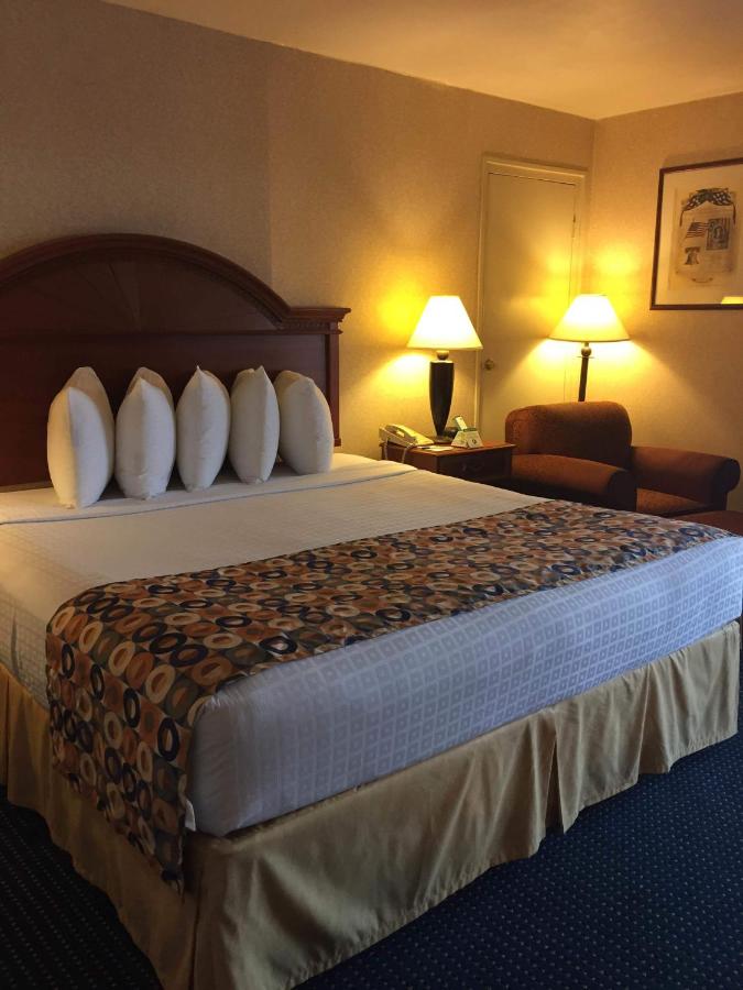 Deluxe King Room - Non-Smoking at Comfort Inn Pentagon