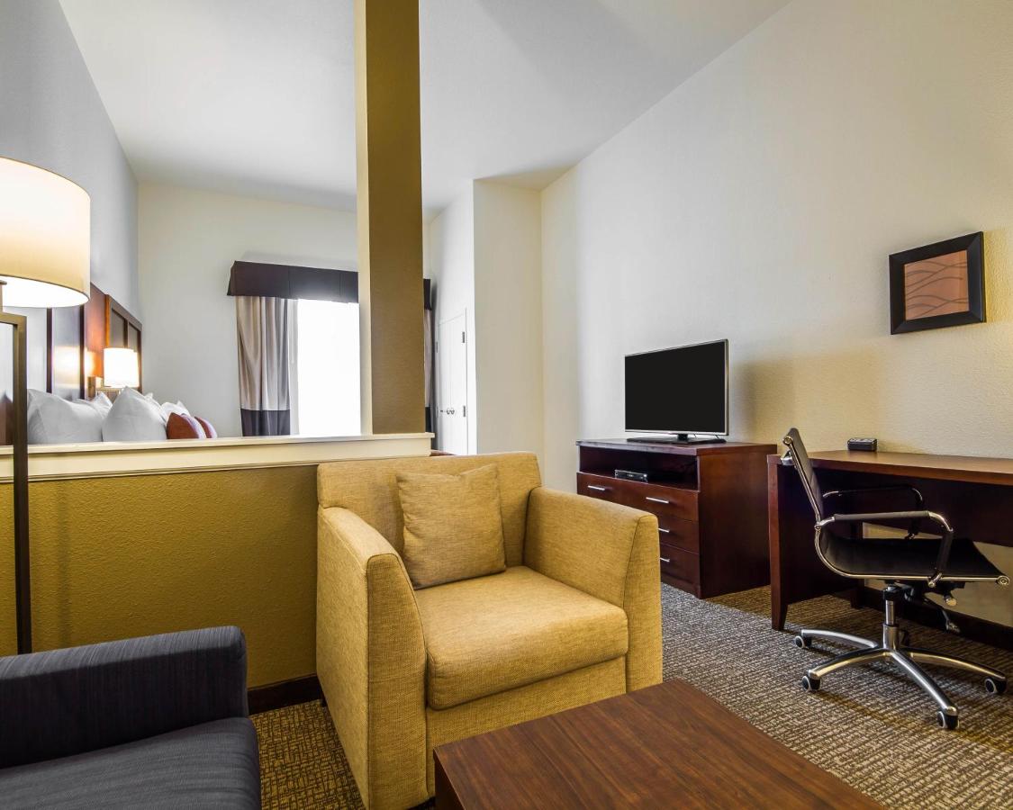 King Suite at Comfort Suites Woodland - Sacramento Airport