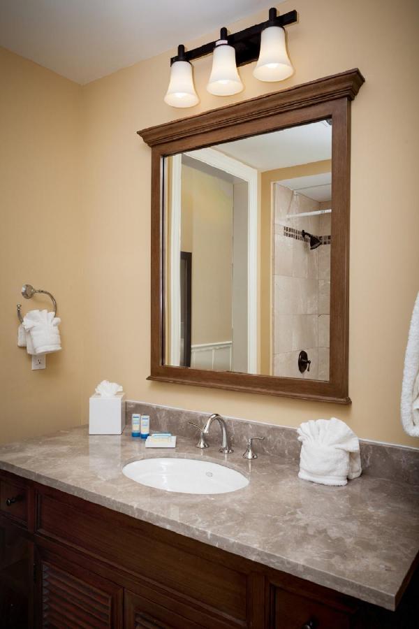 Deluxe King Room at Lighthouse Lodge And Cottages
