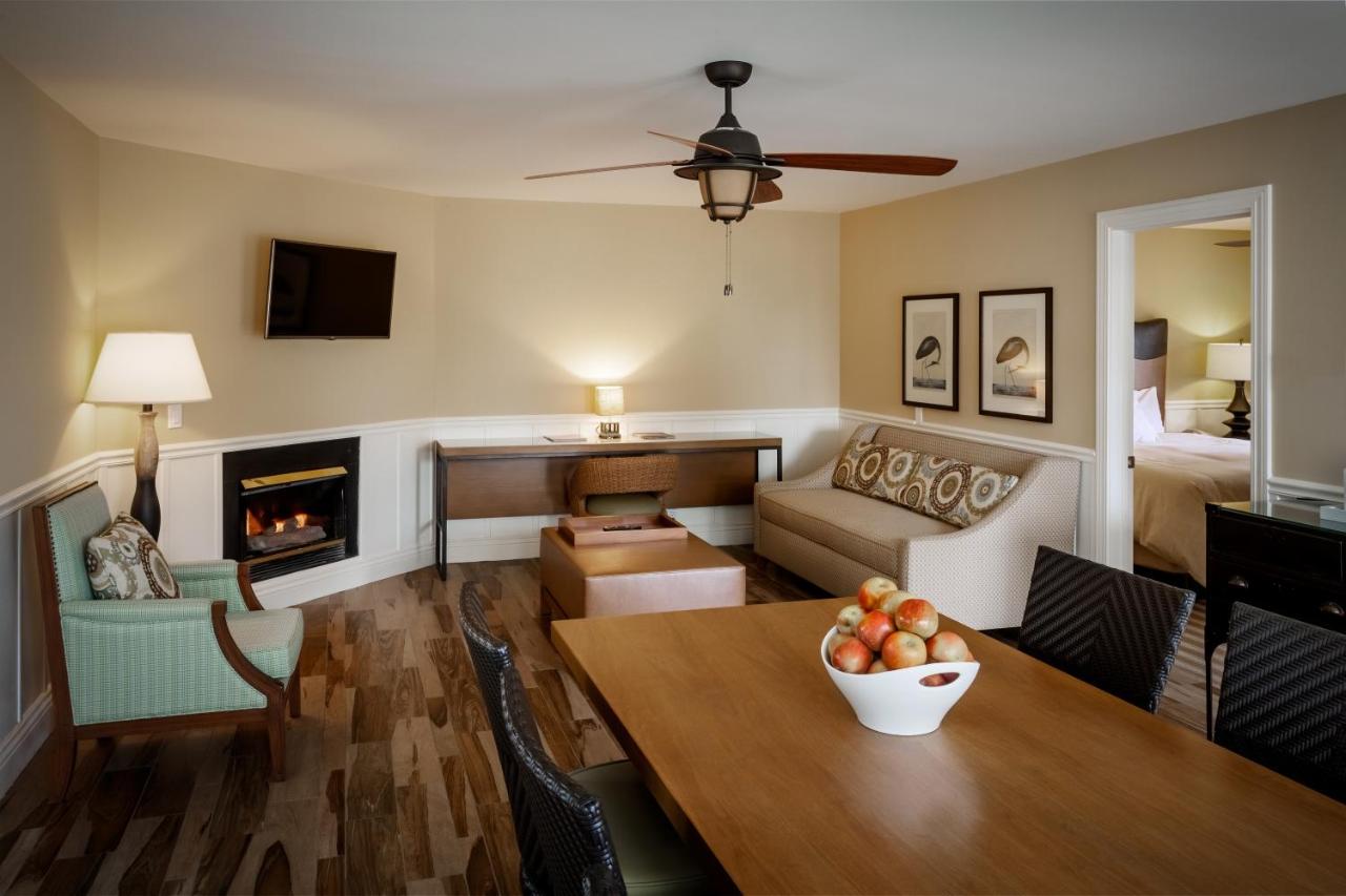 Deluxe King Room at Lighthouse Lodge And Cottages