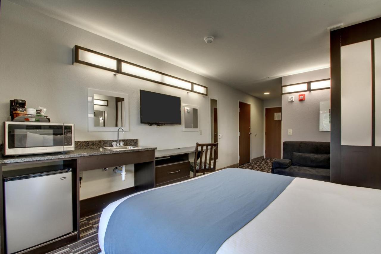 Queen Studio Suite - Mobility Access/Non-Smoking at Microtel Inn & Suites by Wyndham Tuscaloosa/Near University