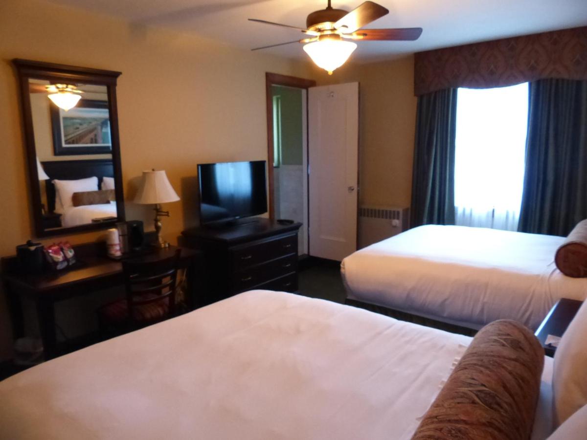Deluxe Queen Room with Two Queen Beds - Non-Smoking at Missouri Athletic Club