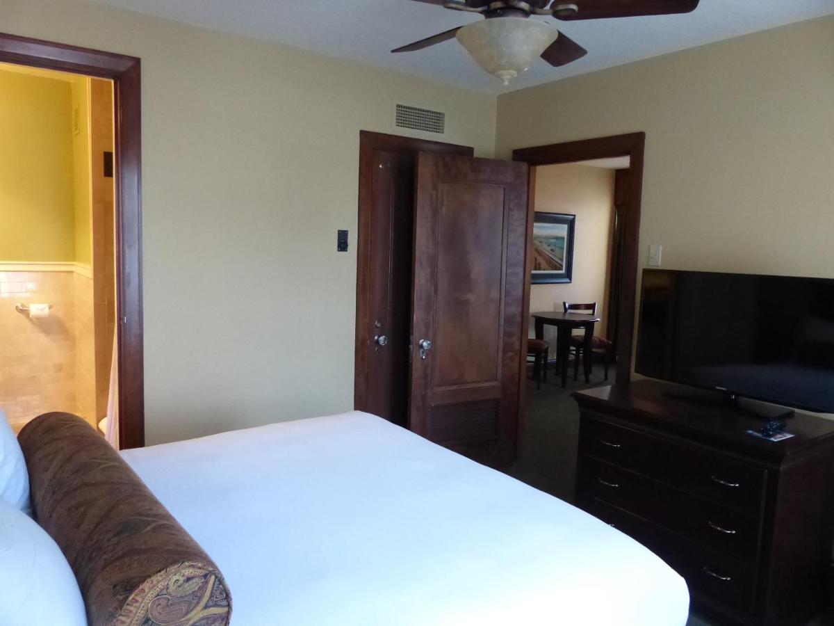 Deluxe Queen Suite with Sofa Bed - Non-Smoking at Missouri Athletic Club