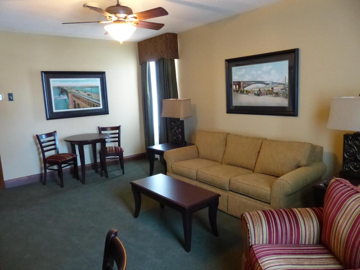 Deluxe Queen Suite with Sofa Bed - Non-Smoking at Missouri Athletic Club