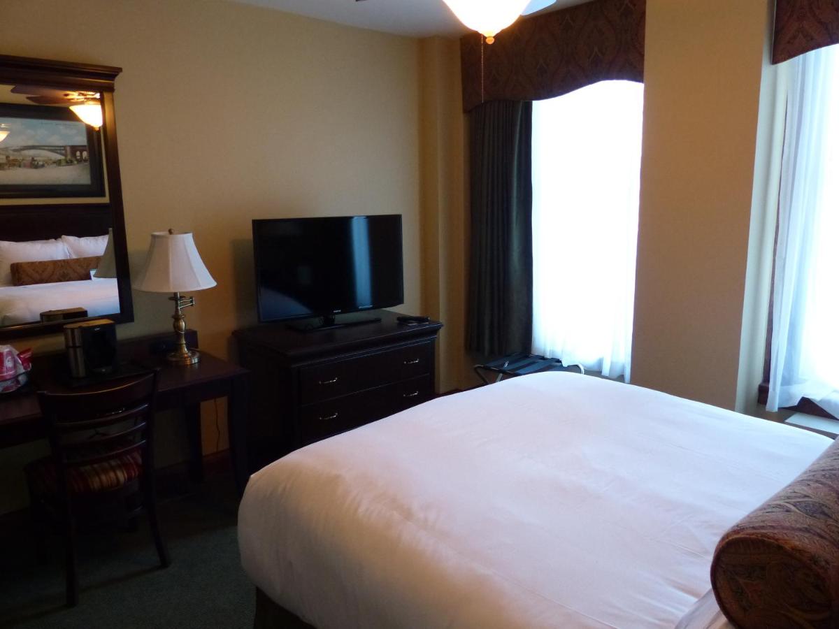 Deluxe King Room - Non-Smoking at Missouri Athletic Club