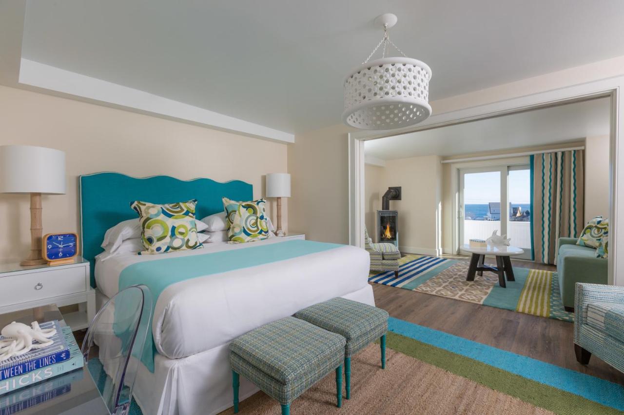 Deluxe Suite with Sea View at The Break Hotel