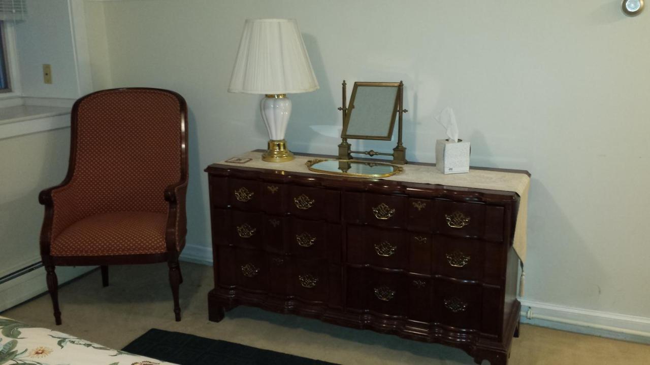 Deluxe King Room at 1860 House Inn and Vacation Rental Home
