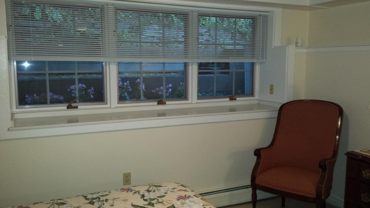 Deluxe King Room at 1860 House Inn and Vacation Rental Home