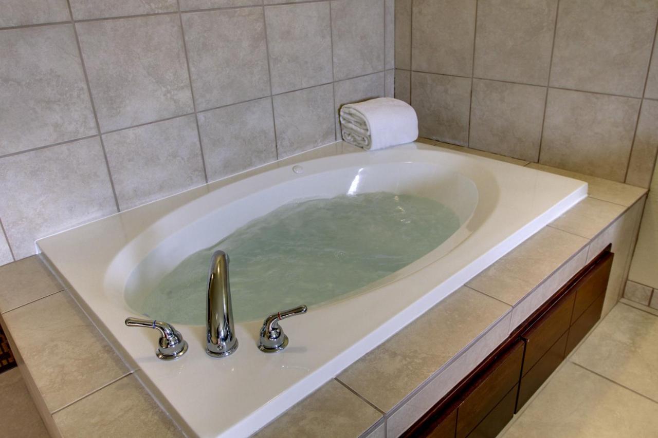 King Room with Spa Bath at Cobblestone Inn & Suites - Hartington