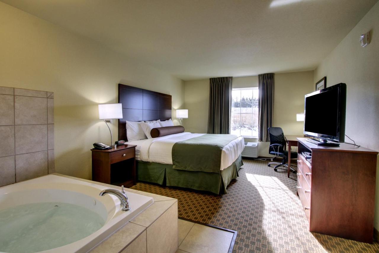 King Room with Spa Bath at Cobblestone Inn & Suites - Hartington