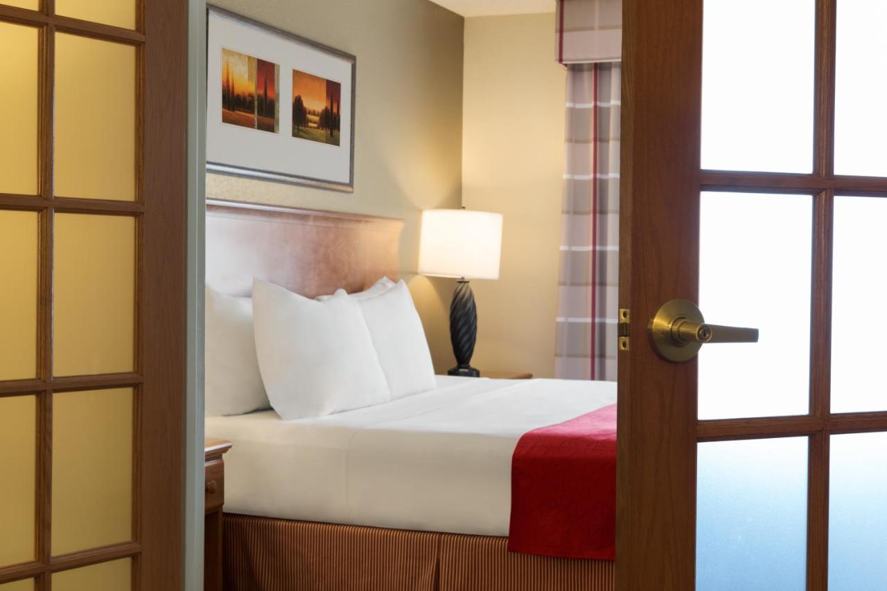 King Suite with Sofa Bed at Country Inn & Suites by Radisson, Davenport - Quad Cities