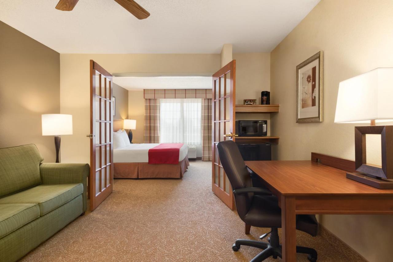 King Suite with Sofa Bed at Country Inn & Suites by Radisson, Davenport - Quad Cities