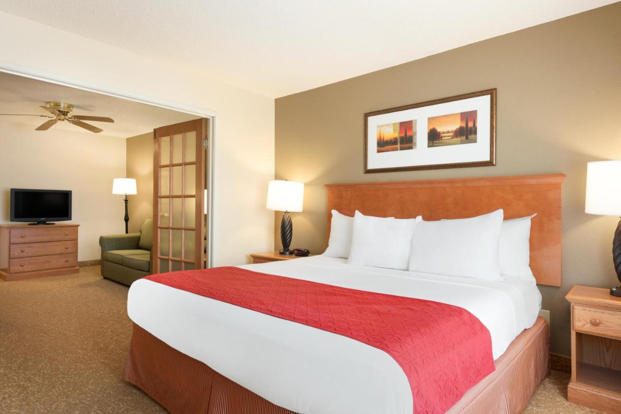 King Suite with Sofa Bed at Country Inn & Suites by Radisson, Davenport - Quad Cities