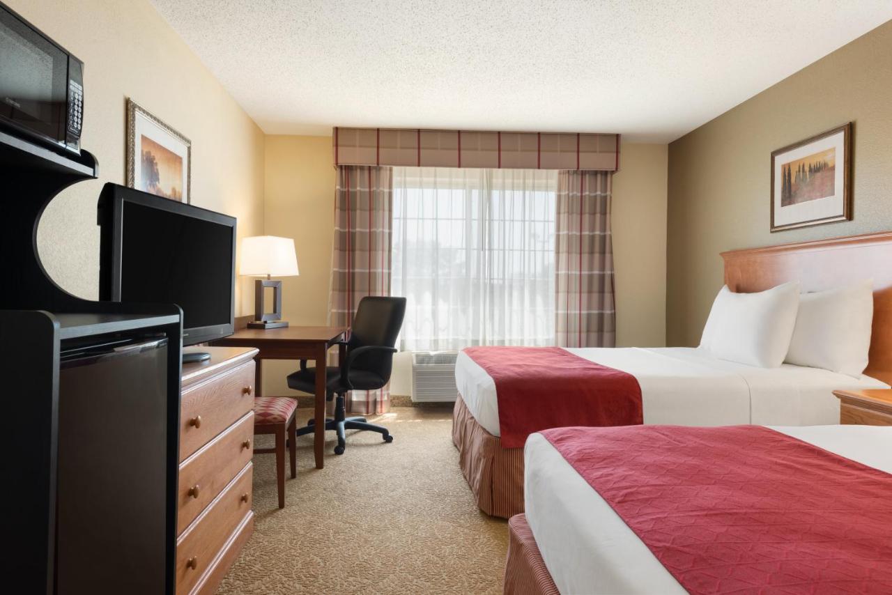 Queen Room with Two Queen Beds - Disability Access at Country Inn & Suites by Radisson, Davenport - Quad Cities