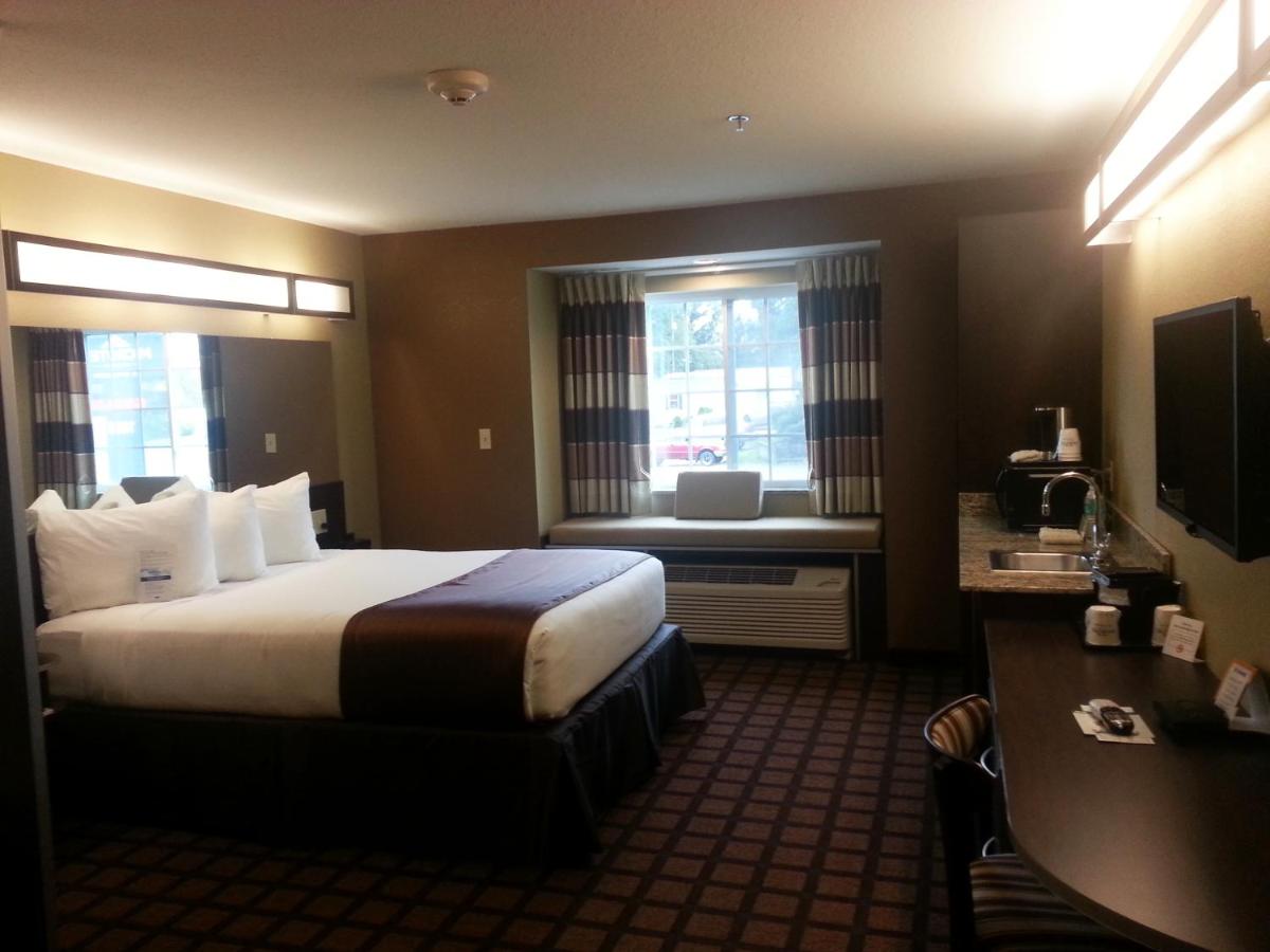 Deluxe Queen Room - Non-Smoking at Microtel Inn & Suites by Wyndham Carrollton