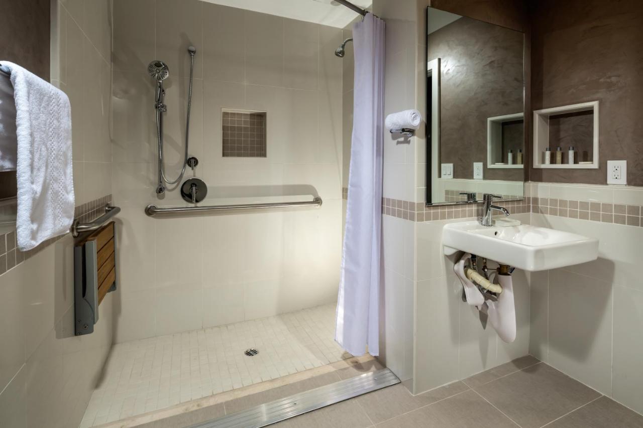 Queen Room - Disability Access at Aventura Hotel
