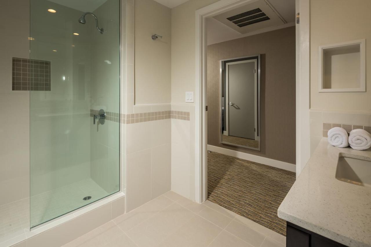 Queen Room - Disability Access at Aventura Hotel