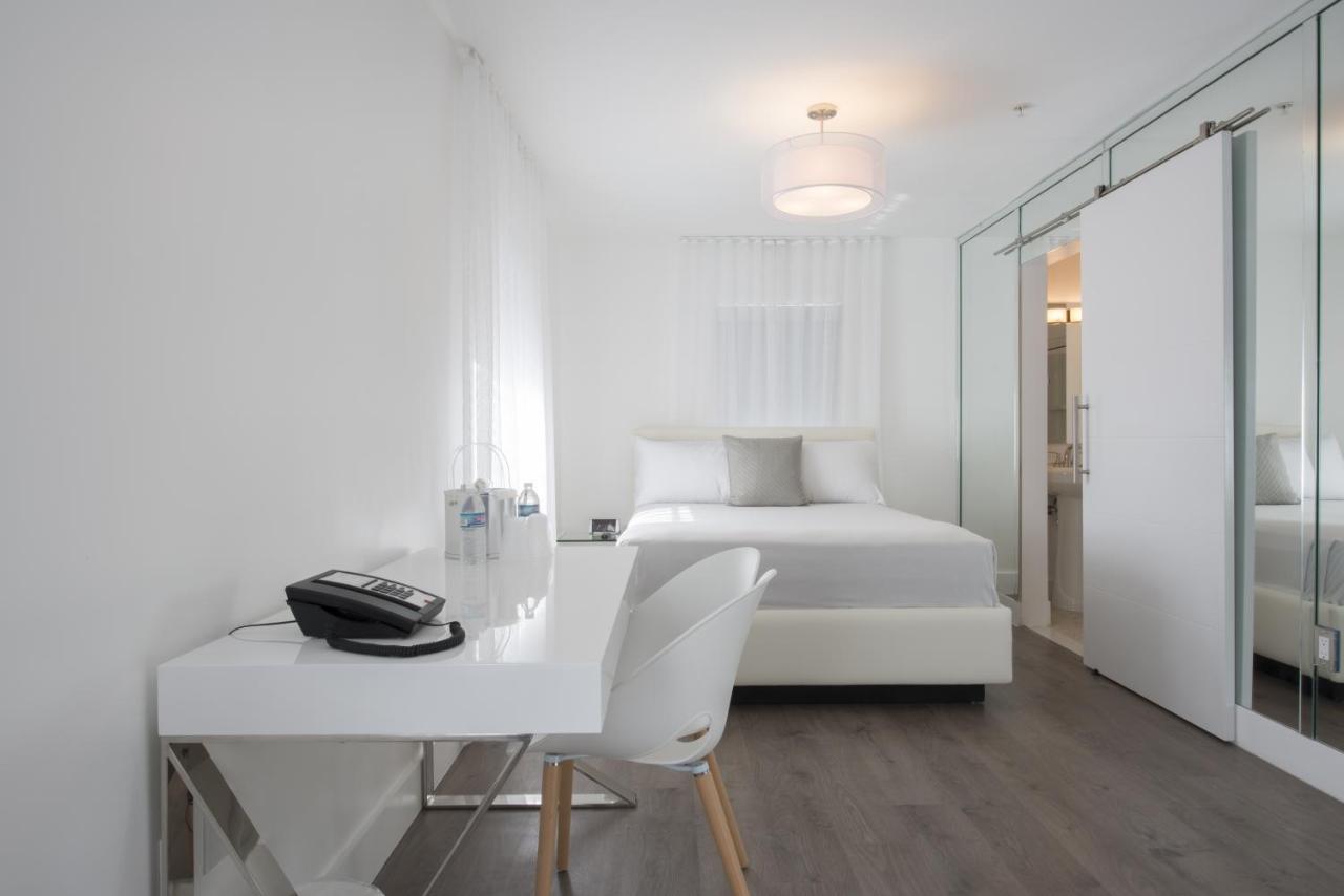 Deluxe King Room at President Hotel Villa