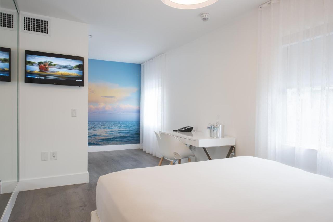 Deluxe King Room at President Hotel Villa