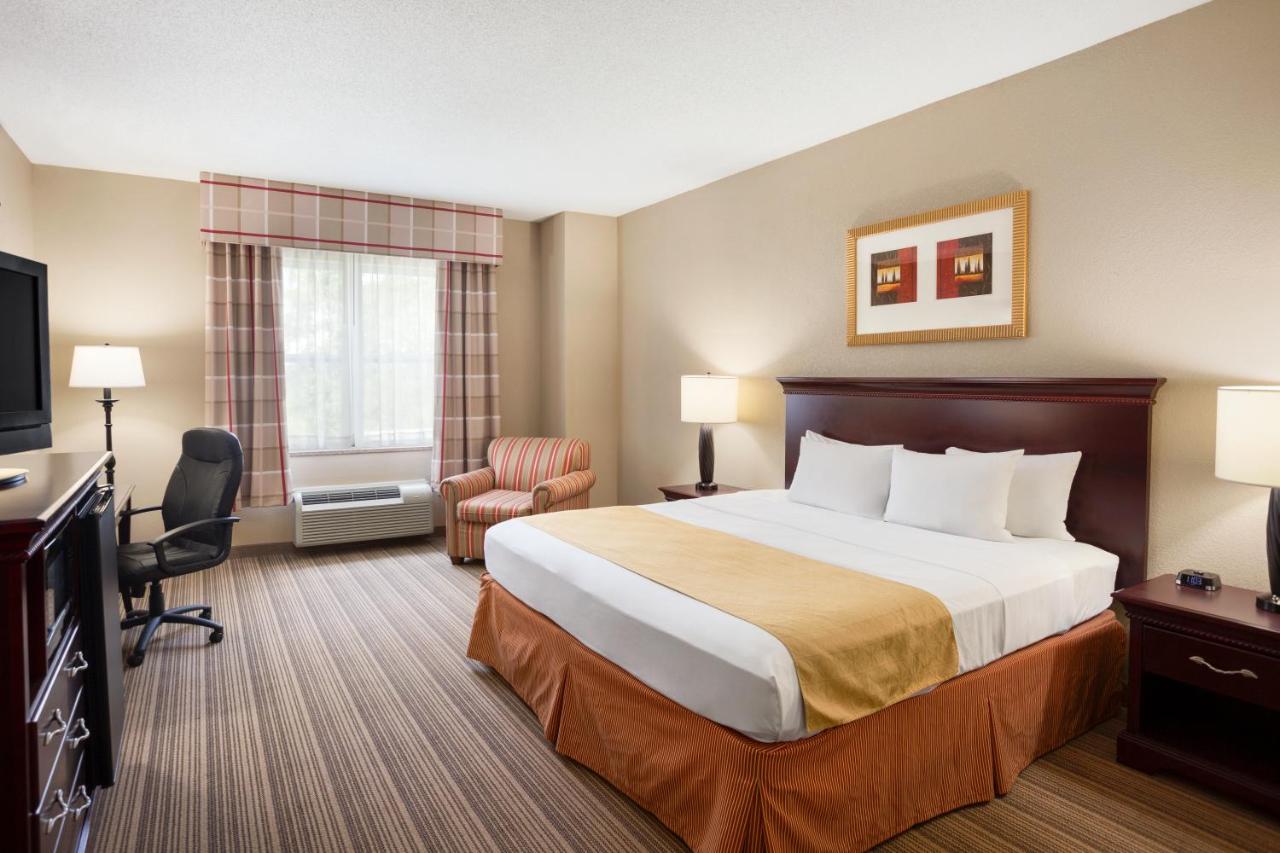 King Suite with Whirlpool at Country Inn & Suites by Radisson, Ithaca, NY