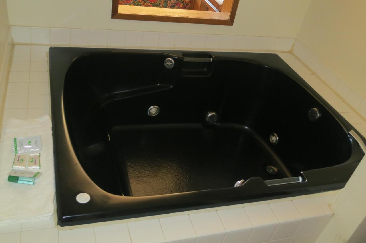 King Room with Spa Bath at Bay City Inn