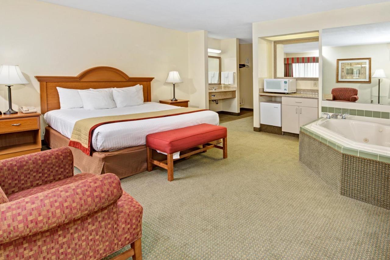King Suite with Hot Tub - Non-Smoking at Baymont by Wyndham Indianapolis