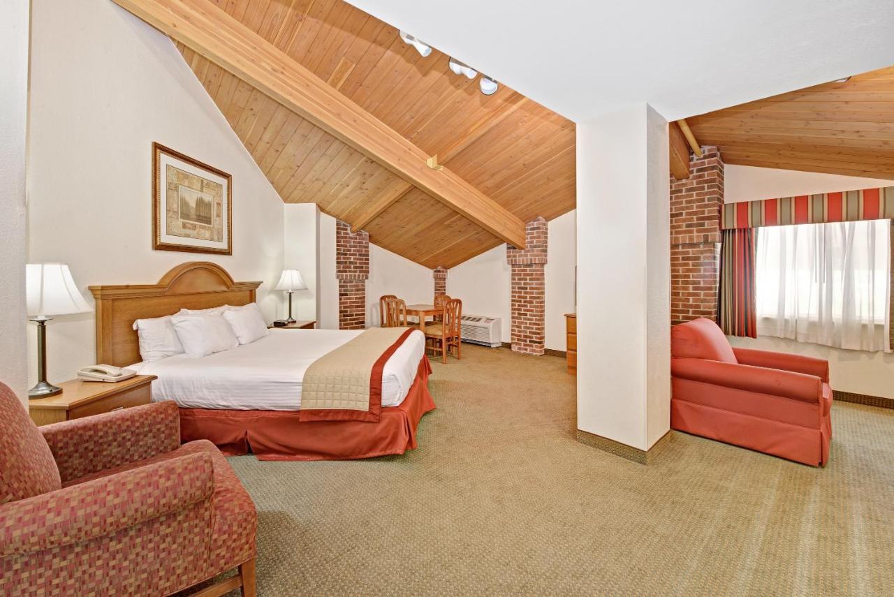Deluxe King Suite with Hot Tub and Balcony - Non-Smoking at Baymont by Wyndham Indianapolis