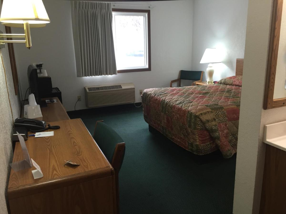 Queen Room - Non-Smoking at StayInn - Grand Forks