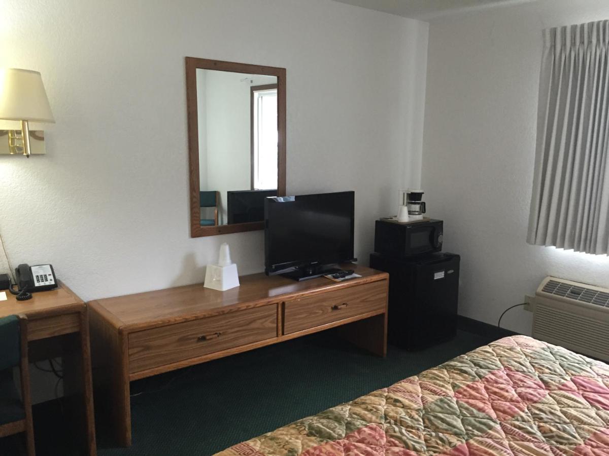 Queen Room - Non-Smoking at StayInn - Grand Forks