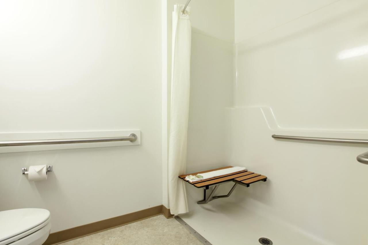 King Room - Mobility Access/Non-Smoking at Super 8 by Wyndham Central Pt Medford