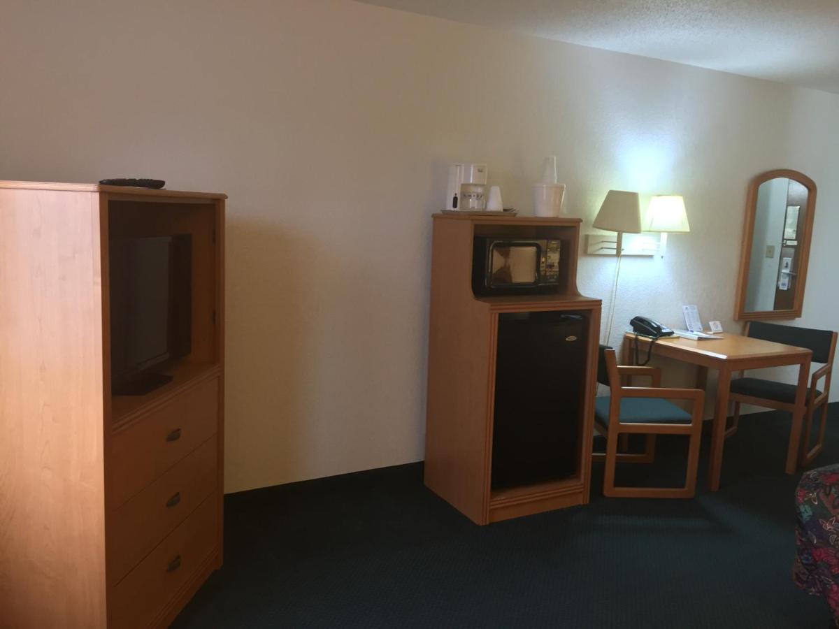 Deluxe King Room at StayInn - Grand Forks