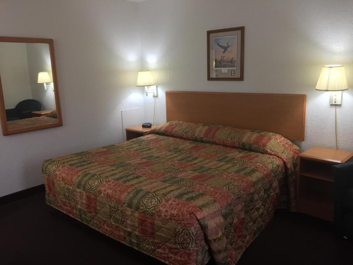 King Room - Non-Smoking at StayInn - Grand Forks