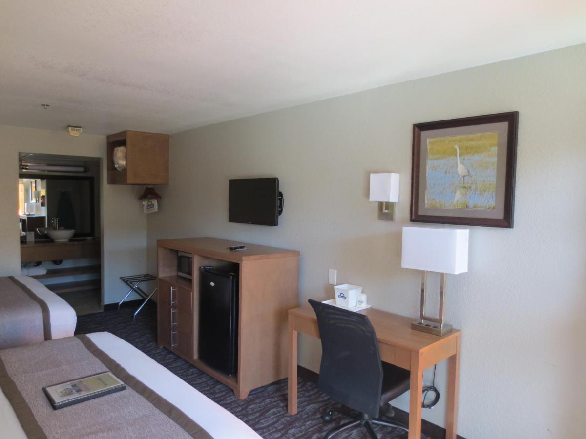 King Room with Two King Beds - Non-Smoking at Days Inn & Suites by Wyndham Arcata