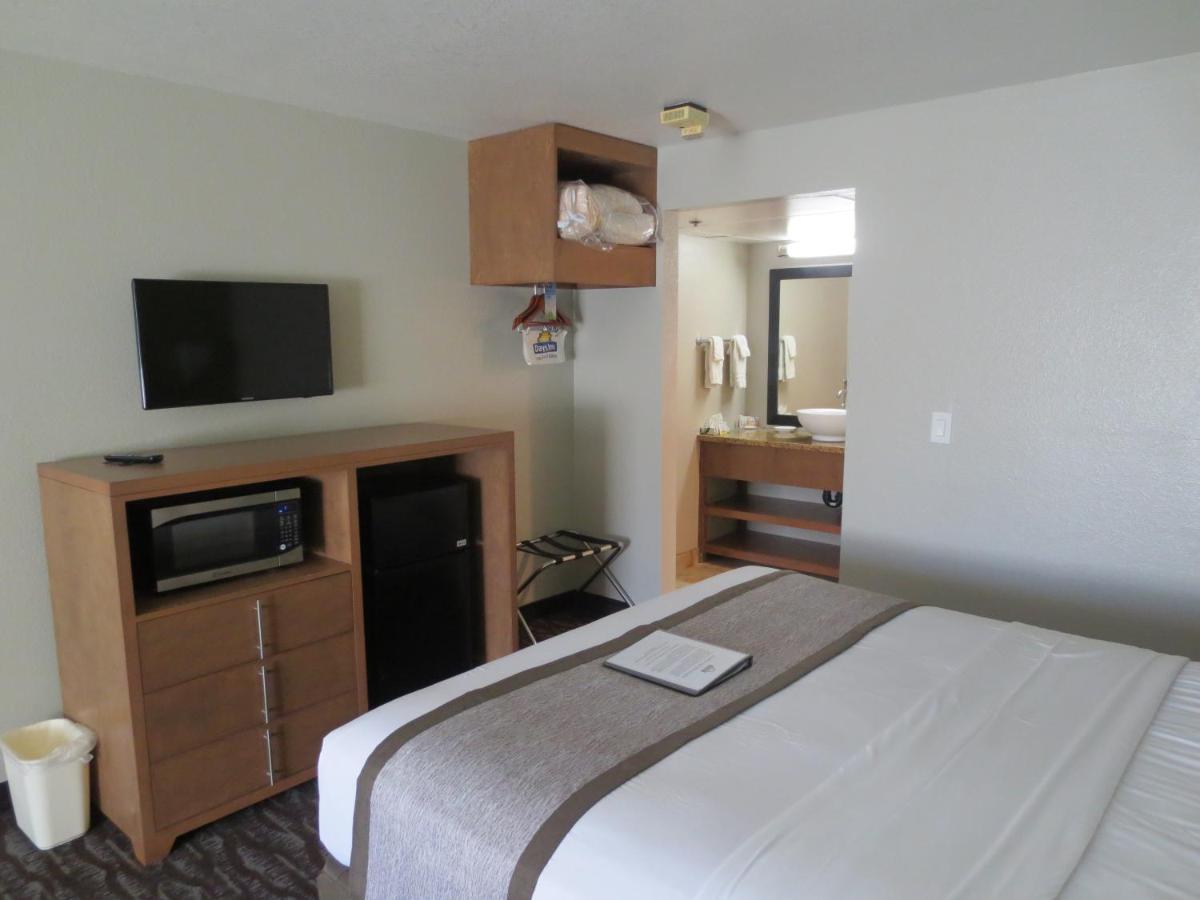 King Room - Non-Smoking at Days Inn & Suites by Wyndham Arcata