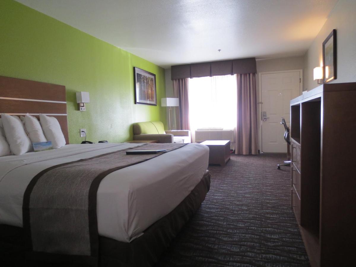 Deluxe King Room - Non-Smoking at Days Inn & Suites by Wyndham Arcata