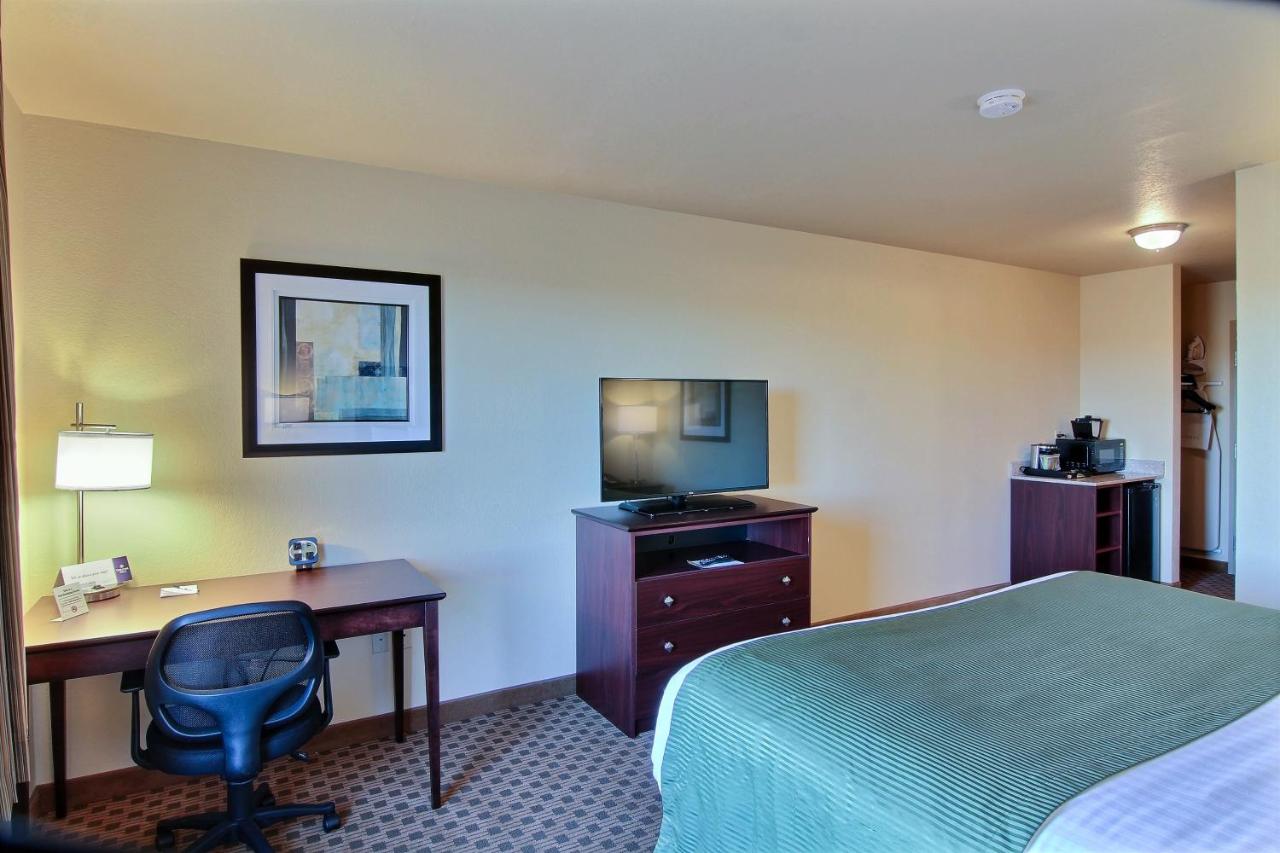 Deluxe Queen Suite at Cobblestone Hotel & Suites - Beulah
