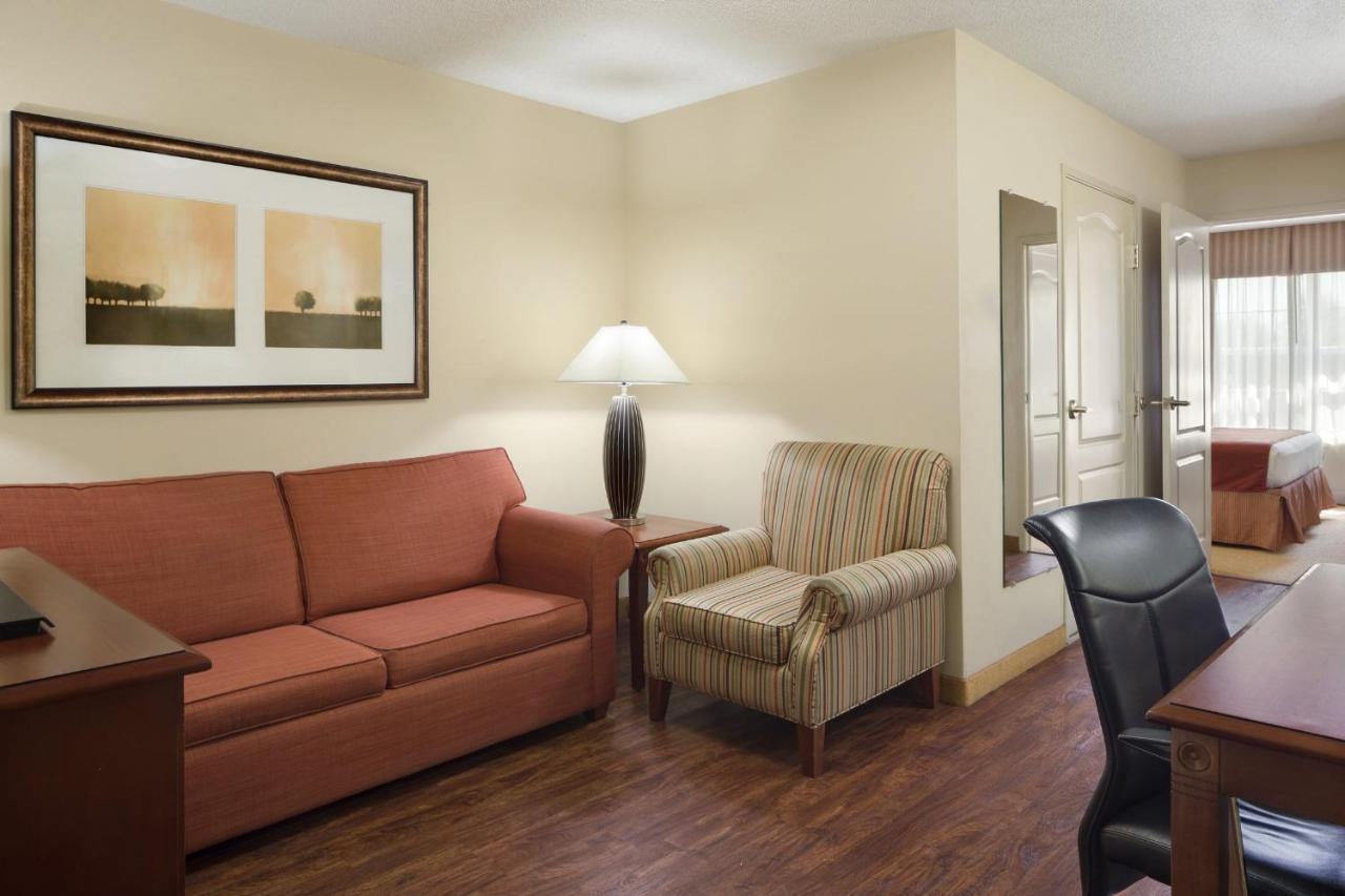 One-Bedroom King Suite at Country Inn & Suites by Radisson, Baltimore North, MD