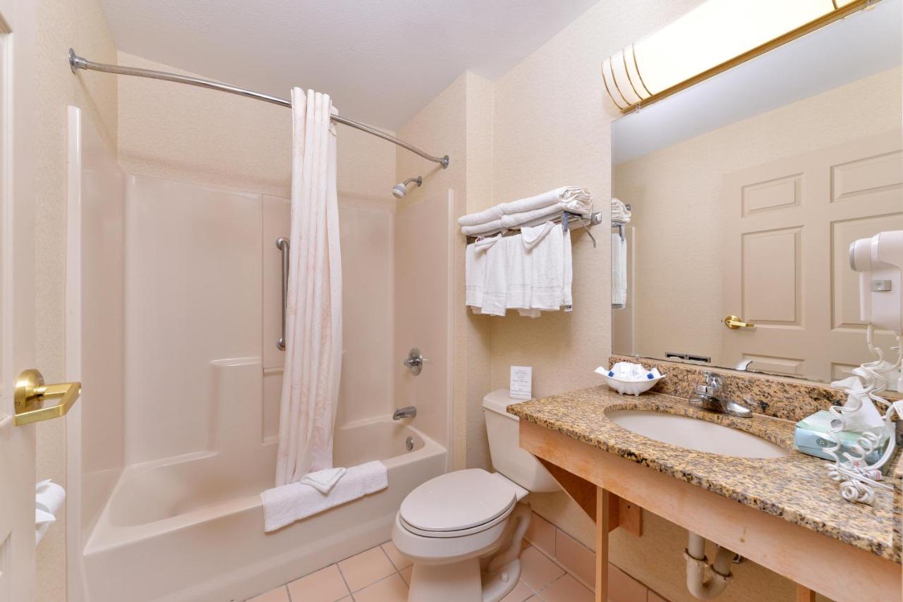 King Suite with Sofa Bed at Tower Inn And Suites Of Guilford - Madison